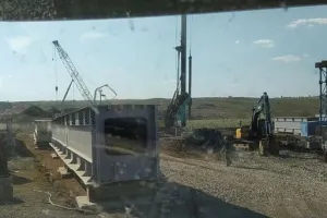 строящийся оккупантами мост